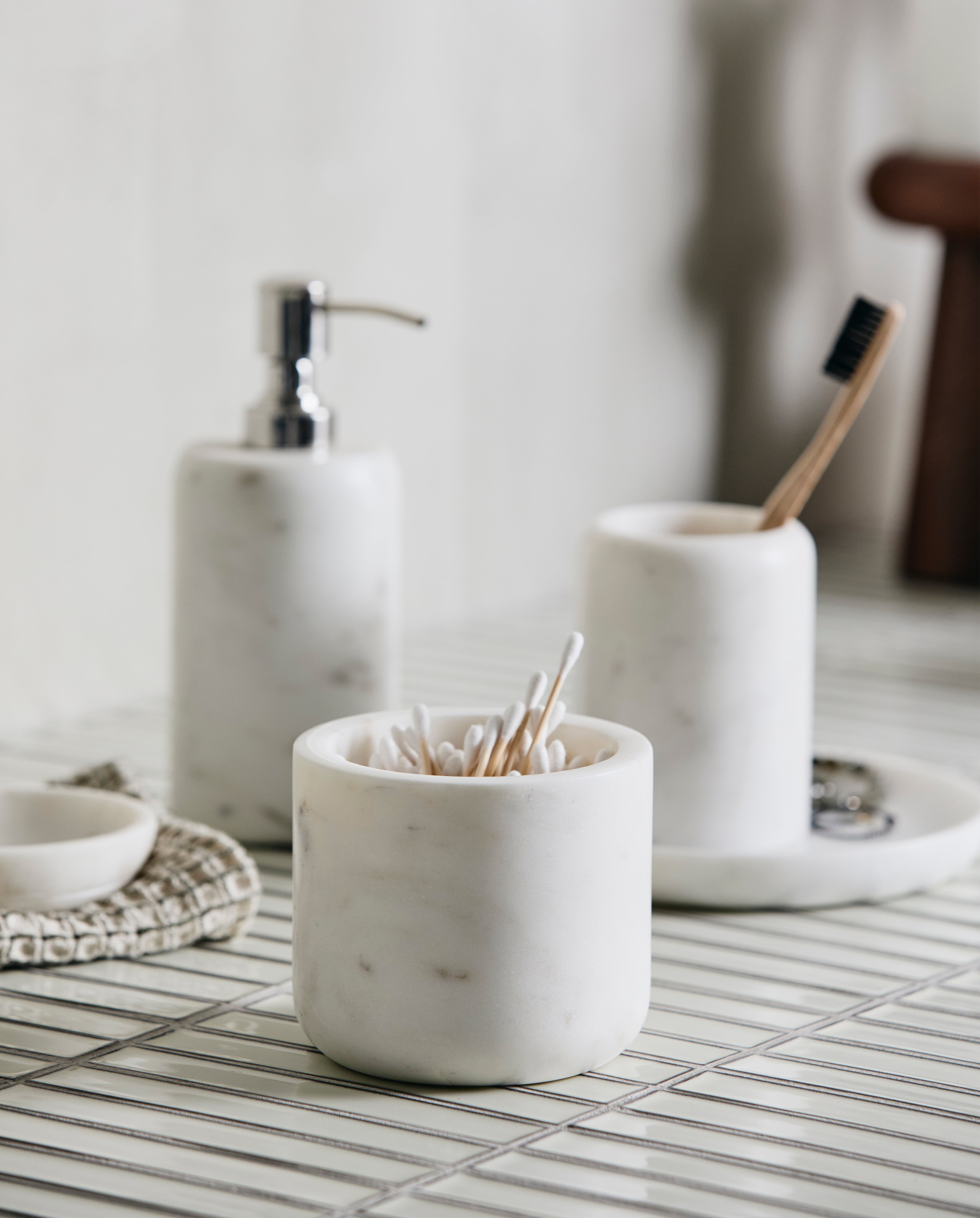 Jar w/lid - white marble