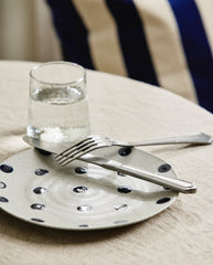 GRAINY dot plate, S - sand/dark blue