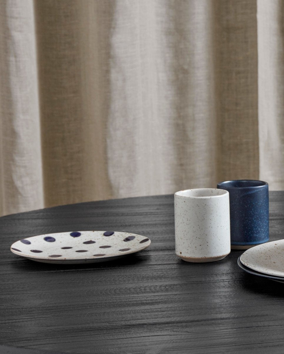 GRAINY dot plate, S - sand/dark blue