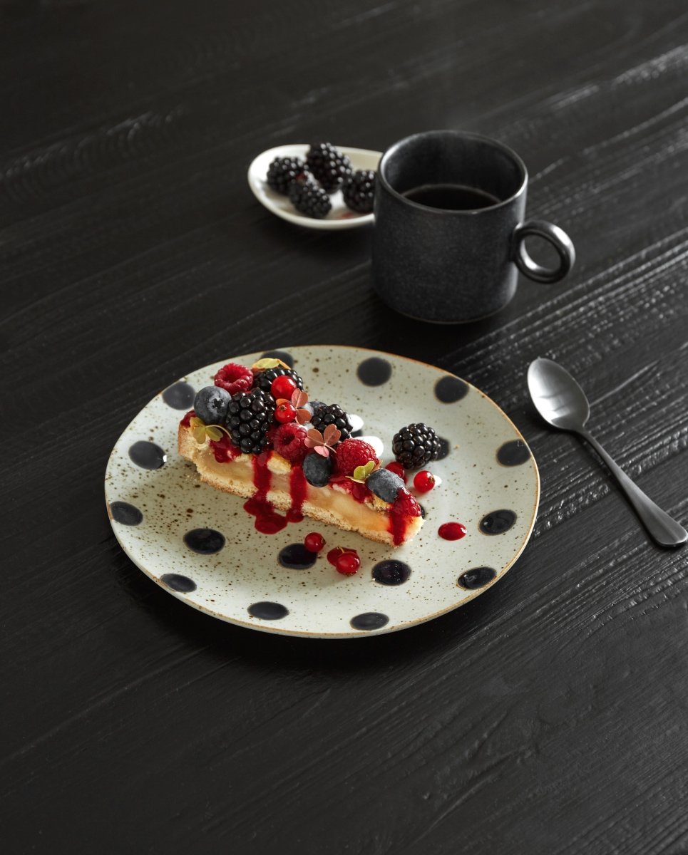 GRAINY dot plate, S - sand/dark blue